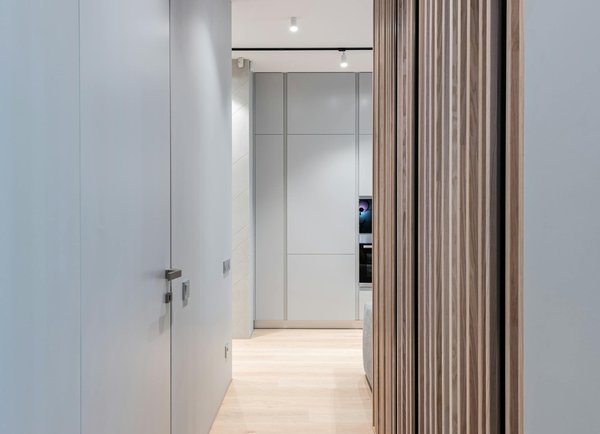 What specific colors and textures are recommended for maximizing light in a UK home's small foyer?